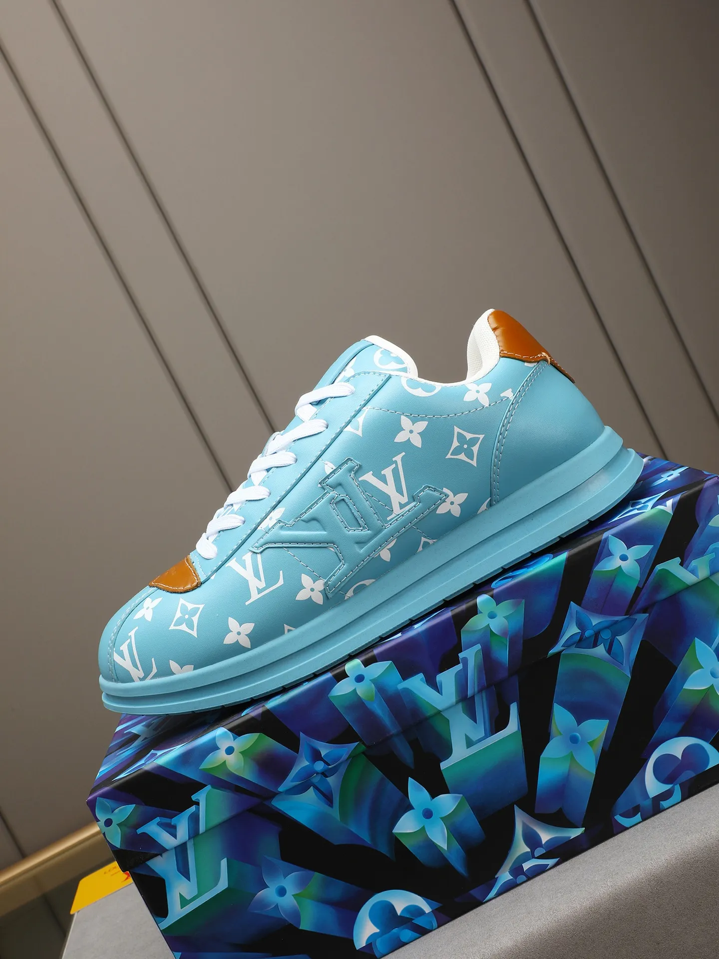 Men's Men's Shoes 💰500 LV Louis Vuitton L Jialu Brand Runner Tatic Series Thick-soled Casual Sports Shoes Running Shoes Original purchase, development, production This LV Runner Tatic sports shoe combines technical materials such as mesh fabric and ribbons to interpret the inspiration of traditional mountaineering shoes. LV letters are written on one side, the lariat buckle of the quick lacing system is embellished with Monogram flowers and Louis Vuitton logos, and the light and wear-resistant rubber outsole completes the whole. ▪️Fabric: Original imported cowhide + mesh ▪️Inner lining: Original customized breathable mesh ▪️Sole: Original open-molded anti-slip rubber combination material ▪️Size: Men's 40-44 (45 46 customized)